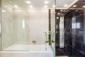 Regadera, amenidades de baño gratuitas, secadora de cabello, toallas
