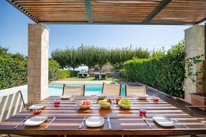 Outdoor dining - Modern Secluded Villa with Sea Views – Pool, WiFi, Aircon (Hanioti)