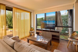 Fernseher, DVD-Player, Bücher, Stereoanlage
