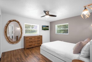 Iron/ironing board, Internet, bed sheets - Crystal River Getaway (Crystal River)