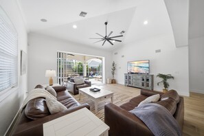 Smart TV, offices - New! Drift & Dream! Stunning Remodeled 3 Bed & 3 Bath - Heated Pool and Spa! (Naples)