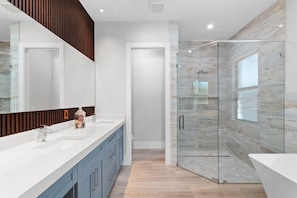 Shower, hair dryer, towels - New! SunChaser • Brand 5BR New Luxury Build • Heated Pool • 1 Mile to Vanderbilt Beach! (Naples)