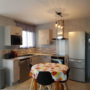 Fridge, microwave, oven, stovetop - Maisonette 200 m from Grande Plage des Dunes (Bretignolles-sur-Mer)