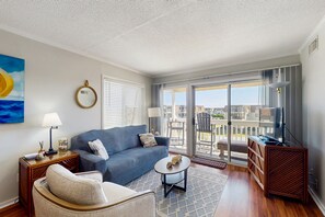 TV, books - A Place at the Beach Unit 364 - shared pools/hot tub/tennis (Atlantic Beach)