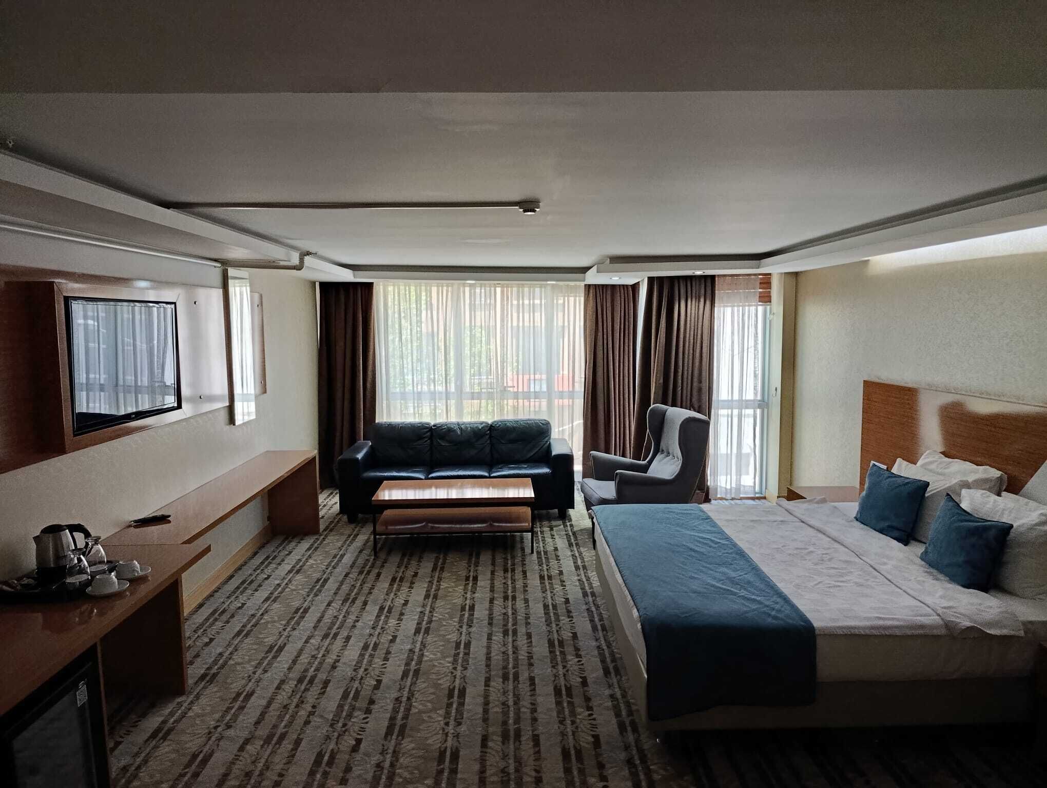 مكتب ومساحة عمل للكمبيوتر المحمول وستائر تعتيم ومكواة/لوح كي