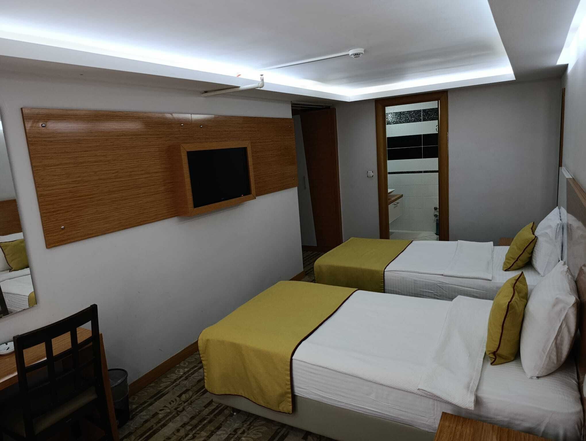 مكتب ومساحة عمل للكمبيوتر المحمول وستائر تعتيم ومكواة/لوح كي