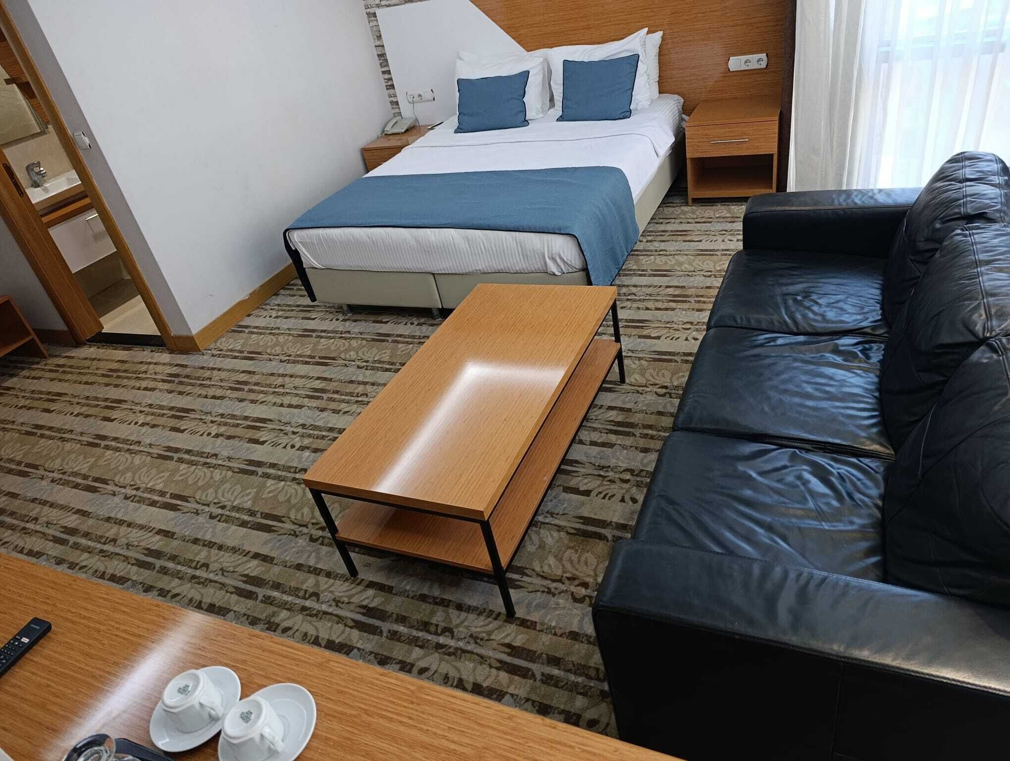 مكتب ومساحة عمل للكمبيوتر المحمول وستائر تعتيم ومكواة/لوح كي