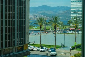 Suite familiar, vista parcial al mar | Vista desde la habitación