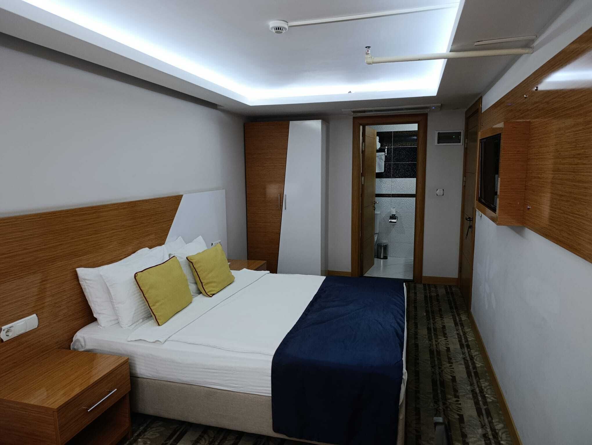 مكتب ومساحة عمل للكمبيوتر المحمول وستائر تعتيم ومكواة/لوح كي