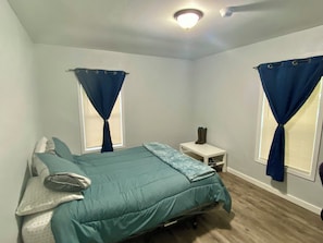 2 habitaciones, escritorio, tabla de planchar con plancha y wifi gratis 
