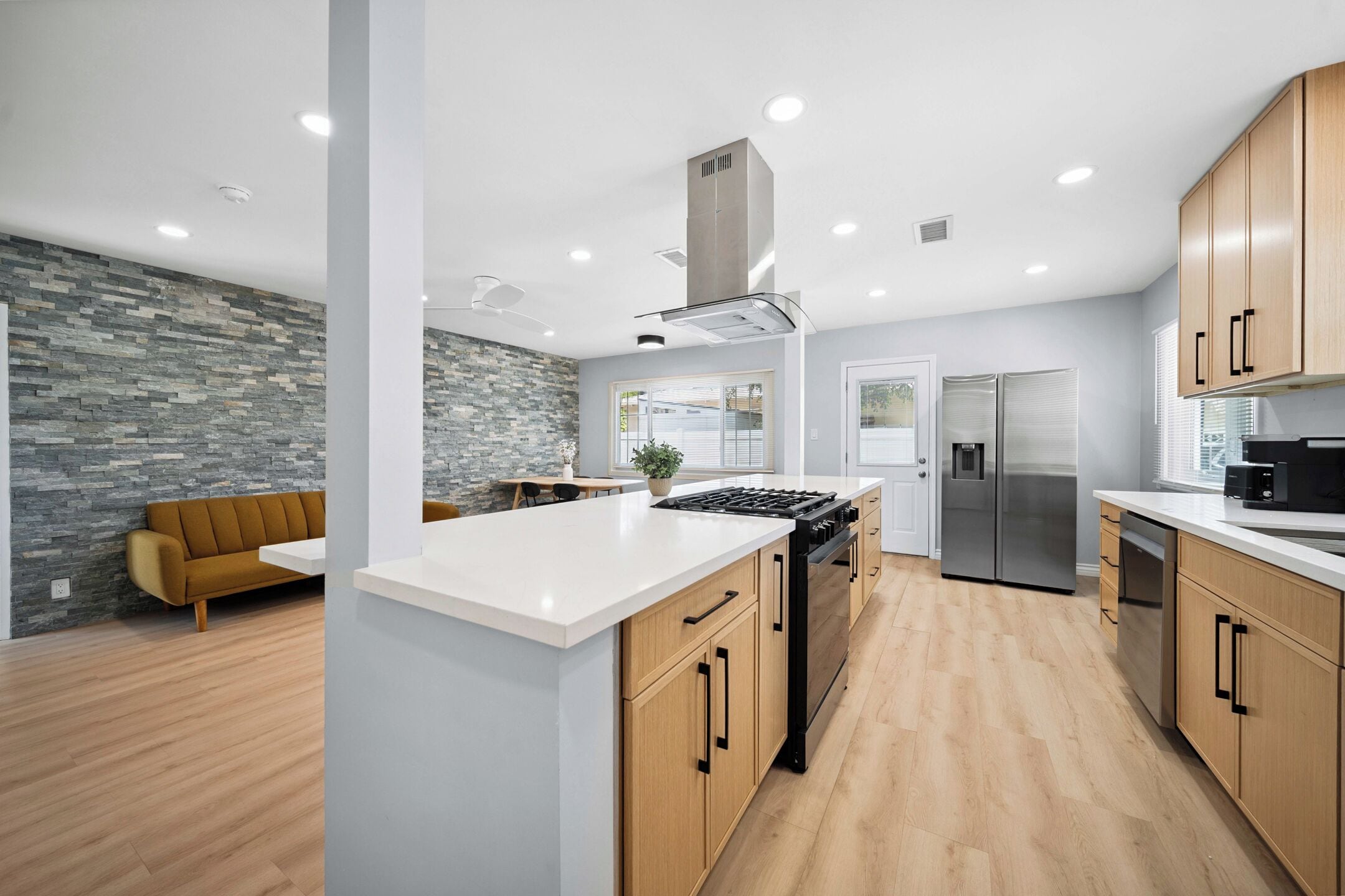 Kjøleskap, mikrobølgeovn, ovn og kokeplater