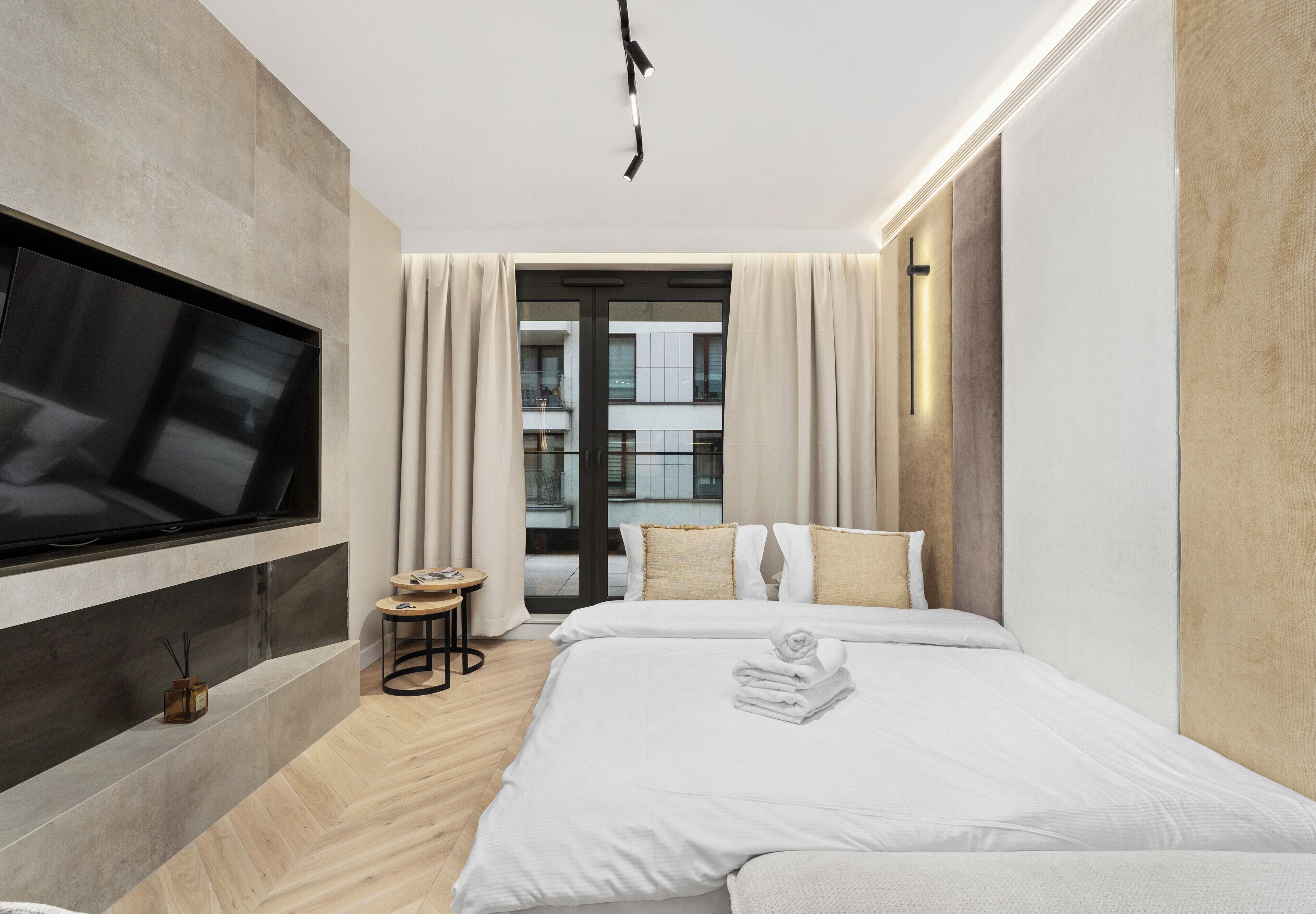 Tabla de planchar con plancha, wifi, ropa de cama