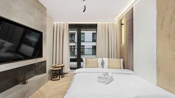 Tabla de planchar con plancha, wifi, ropa de cama