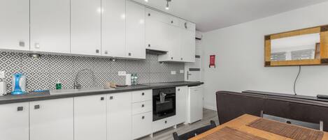 Refrigerador, horno, parrilla de estufa y tostadora