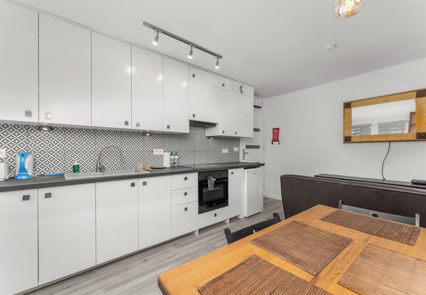 ثلاجة، فرن، موقد طهي مسطح، محمصة خبز