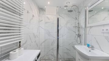 Ducha, secador de pelo y toallas