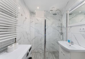 Shower, hair dryer, towels - Bronowice Spacious Apartment (Kraków)