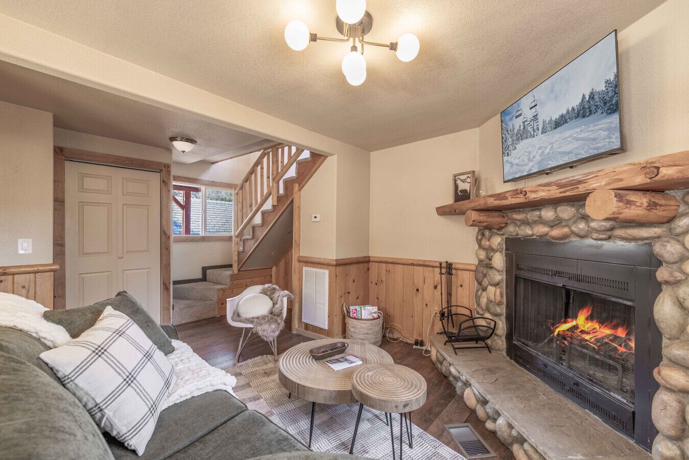 テレビ、暖炉、テーブルサッカー台、書庫