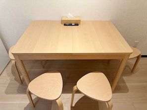 Dining - 7 min walk from nearest station, near Otsuka station on Yamanote line, 4 lines and 4 stations available. ‼️ Walking distance from Ikebukuro, super convenient transportation. ‼️ 55.67 ㎡ on 2nd floor, for large groups, ideal for family/group travel. (Bunkyo-ku, Otsuka)