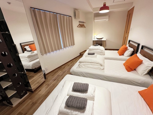 2 bedrooms, WiFi, bed sheets - 7 min walk from nearest station, near Otsuka station on Yamanote line, 4 lines and 4 stations available. ‼️ Walking distance from Ikebukuro, super convenient transportation. ‼️ 55.67 ㎡ on 2nd floor, for large groups, ideal for family/group travel. (Bunkyo-ku, Otsuka)