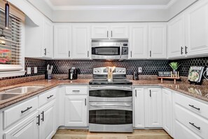 Fridge, microwave, oven, stovetop - Spacious 4-bedroom house in welcoming Fuquay-Varina with game room (Fuquay-Varina)