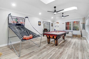 Games room - Spacious 4-bedroom house in welcoming Fuquay-Varina with game room (Fuquay-Varina)