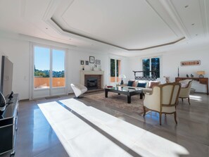 TV - 5-Room Villa with Pool – Mougins Saint-Basile (Mougins)