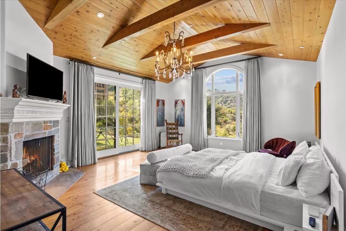 5 bedrooms, iron/ironing board, WiFi, bed sheets