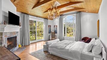 5 bedrooms, iron/ironing board, WiFi, bed sheets