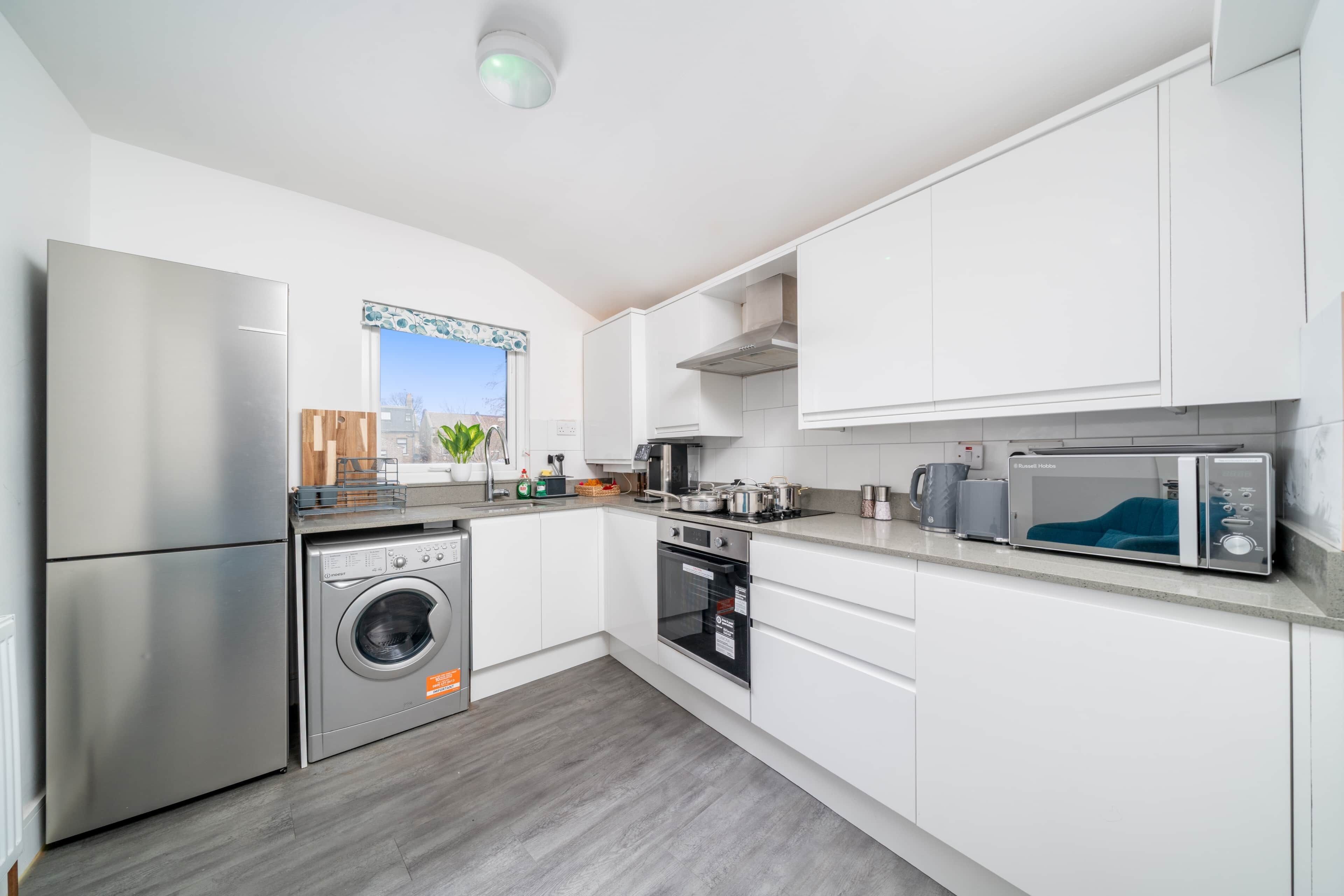 Jääkaappi, mikroaaltouuni, uuni, liesi