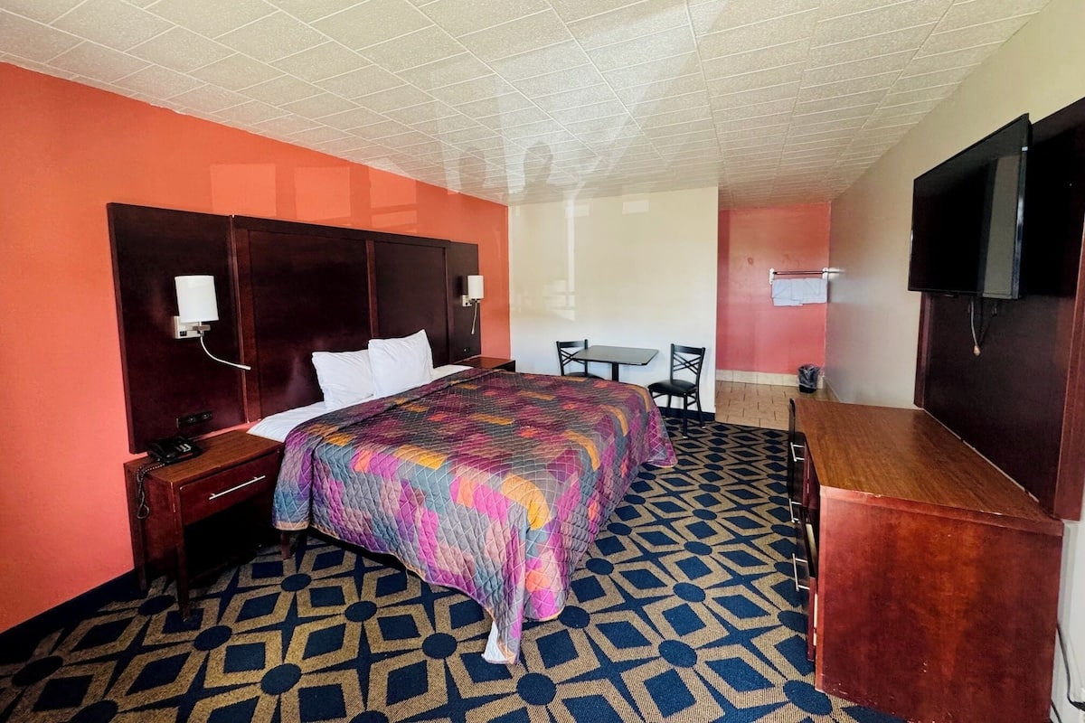 Chambre Deluxe, 1 trÚs grand lit, non-fumeur, salle de bain privée | AccÚs au Wi-Fi (inclus), literie fournie