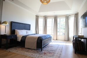 5 bedrooms, desk, free WiFi, bed sheets - Stunning Bayside View Retreat; Resort, Pools & Gym (Berlin)