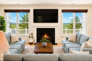 Smart TV, fireplace, table football, offices - Stunning Bayside View Retreat; Resort, Pools & Gym (Berlin)