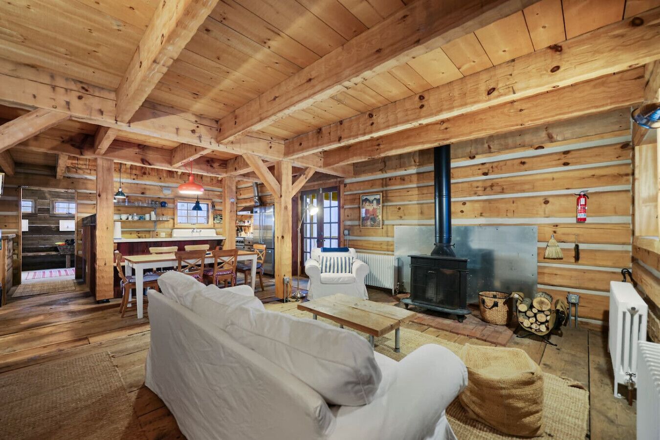 Een open haard en boeken