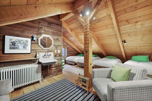 Travel cot, WiFi, bed sheets - Misty Pines Cabin | Wood Stove • Sauna (Monterey)