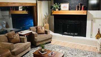 Älytelevisio, takka, kirjoja