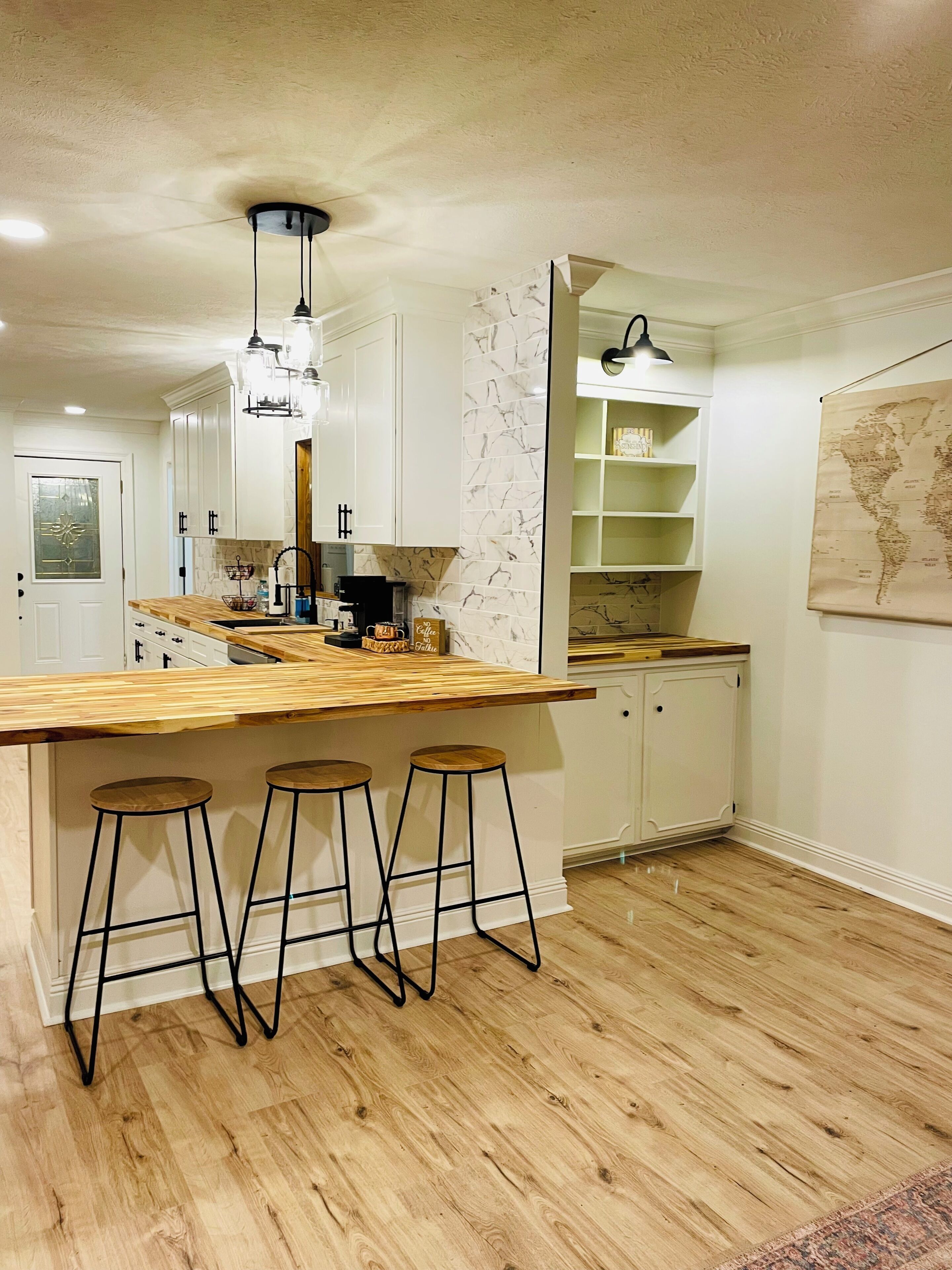 Jääkaappi, mikroaaltouuni, uuni, liesi