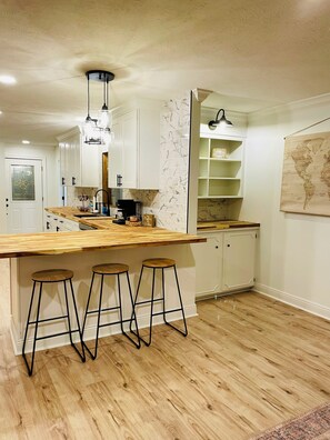 ثلاجة، ميكروويف، فرن، موقد طهي مسطح