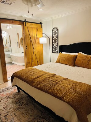 Silitysrauta/-lauta, ilmainen Wi-Fi, vuodevaatteet