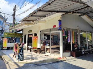 Front of property - 74 Guest House Haad Rin (Ko Pha-ngan)