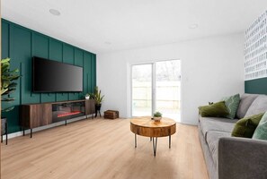 TV, offices - Bright & Modern 4BR Sanctuary in Central Austin! (Austin)