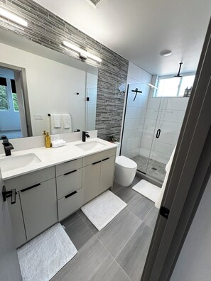 Shower, hair dryer, towels, soap - Modern Luxury Townhome+Rooftop Deck (Seattle)