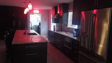 Microondas, horno, parrilla de estufa y lavavajillas