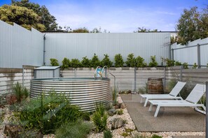 Outdoor spa tub - BlueBelles—Coastal Chic Overlooking Maslin Beach (Maslin Beach)