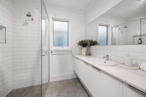 Hair dryer, towels - BlueBelles—Coastal Chic Overlooking Maslin Beach (Maslin Beach)
