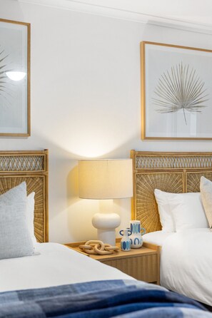 مكتب ومكواة/لوح كي وواي فاي وملاءات أسرّة