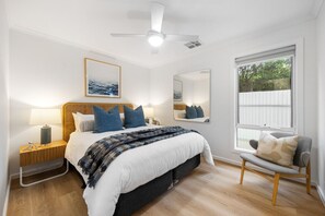 Skrivbord, strykjärn/strykbräda, wi-fi och sängkläder