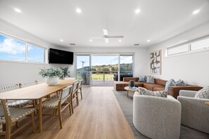 Interior - BlueBelles—Coastal Chic Overlooking Maslin Beach (Maslin Beach)