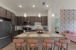 Kylskåp, mikrovågsugn, ugn och spishäll