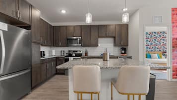 Frigorifero, microonde, forno, piano cottura